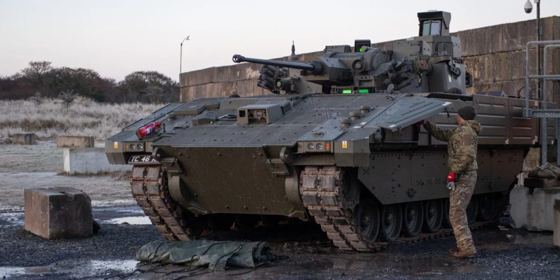 «Έξαλλοι» οι Βρετανοί με το Ajax: «Το άρμα μάχης είναι επικίνδυνο, τραυματίζεται το πλήρωμα»